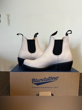 Blundstone Women's Cream Chelsea Ankle Boots with Black Elastic
